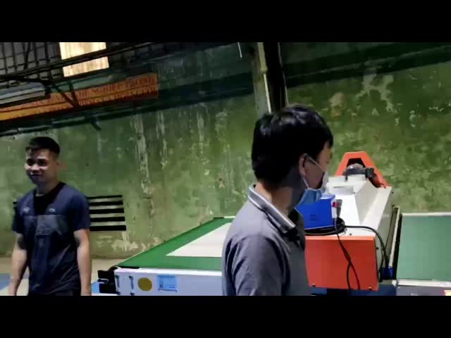 China SPC-Bodenfliesenbeschichtungsmaschine Spot-UV-Druckmaschine à vendre